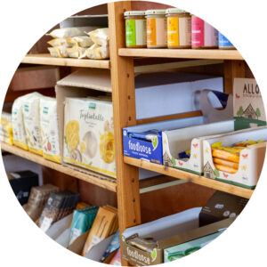 Trockenwaren Lagerregal mit Aufstrichen, Nudeln, Schokolade und Keksen